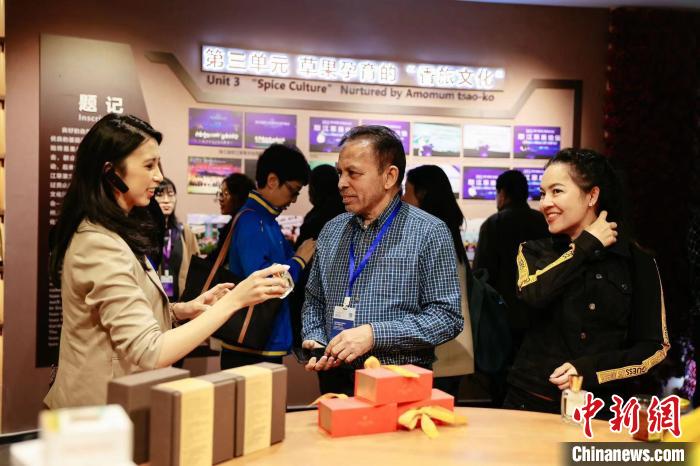 圖為外賓在草果主題展廳體驗(yàn)草果產(chǎn)品?！≈鬓k方供圖