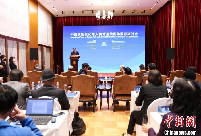 3月27日，“中國式現(xiàn)代化與人類命運共同體”國際研討會以線上線下相結(jié)合的方式在北京舉行?！≮w雋 攝