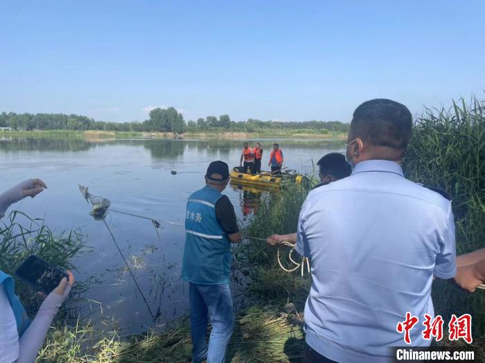圖為聯(lián)合清理整治違規(guī)漁具。　北京市農(nóng)業(yè)農(nóng)村局供圖