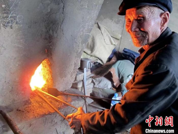 吳天惠正在煅燒鐵塊。　受訪者供圖