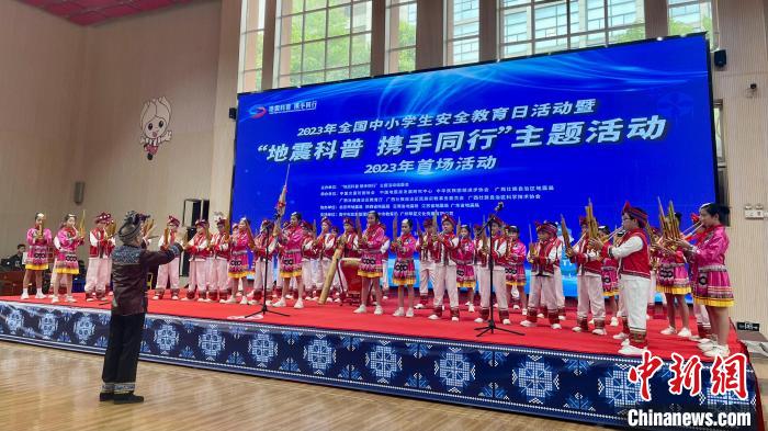 圖為活動現(xiàn)場，小學(xué)生進(jìn)行蘆笙表演?！↑S令妍 攝