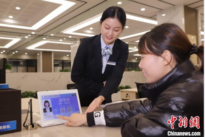 “最多跑一次”服務(wù)現(xiàn)場?！∨_州市委宣傳部供圖