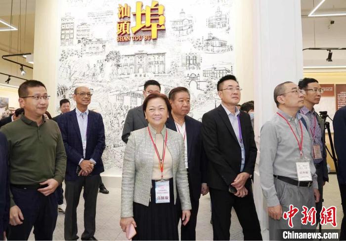 訪問(wèn)團(tuán)正在汕頭參觀，全國(guó)政協(xié)委員、香港汕頭社團(tuán)總會(huì)主席高佩璇(中)亦與訪問(wèn)團(tuán)同行?！』顒?dòng)主辦方供圖