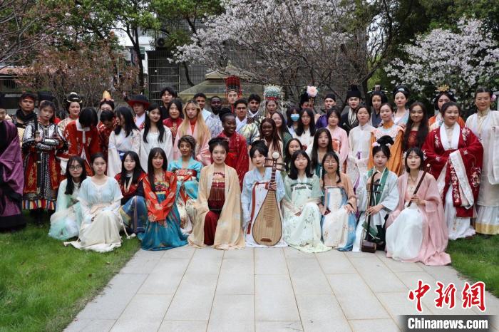 圖為“國風(fēng)古韻·同袍雅聚”——中外青年漢服賞櫻活動現(xiàn)場?！∧喜咚芍腥沼押脮^ 供圖