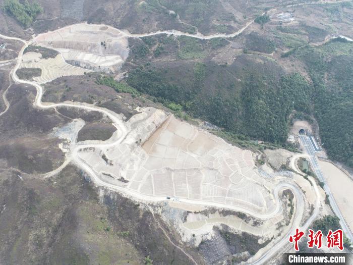 東源鄉(xiāng)安基崗歷史遺留損毀采礦用地復墾項目俯瞰。　季慶強 攝