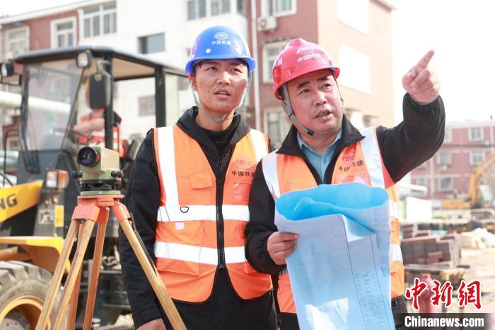 工作人員為居民講解社區(qū)改造事宜?！⌒燧x 攝