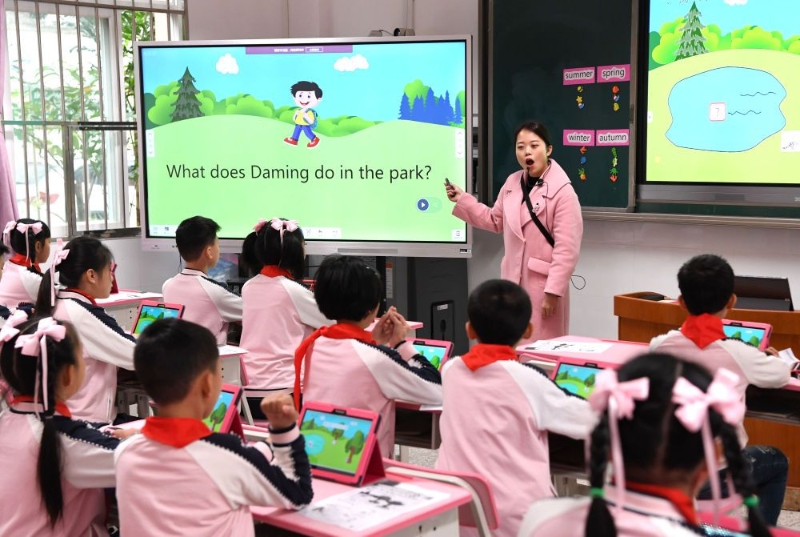 南寧市玉蘭路小學(xué)的學(xué)生在智慧教室上英語(yǔ)課(2018年12月27日攝)。（圖源：新華網(wǎng)）