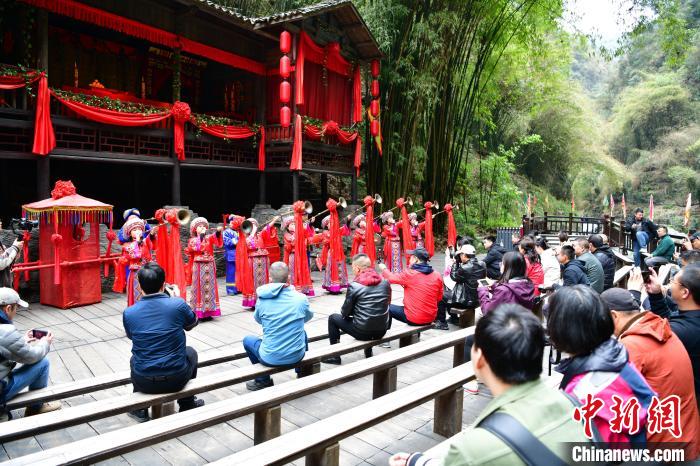 三峽人家景區(qū)內(nèi)，土家族特色的“婚禮”正在進(jìn)行 趙明 攝