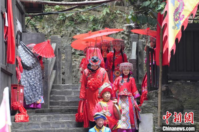 宜昌三峽人家景區(qū)內(nèi)，土家族特色的“婚禮”正在進(jìn)行 董曉斌 攝