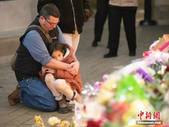 當(dāng)?shù)貢r(shí)間1月27日，民眾在美國加利福尼亞州半月灣市舉行的守夜活動(dòng)中悼念槍擊事件遇難者。1月23日下午，半月灣市發(fā)生槍擊事件，造成7人死亡、1人受傷。中新社記者 劉關(guān)關(guān) 攝