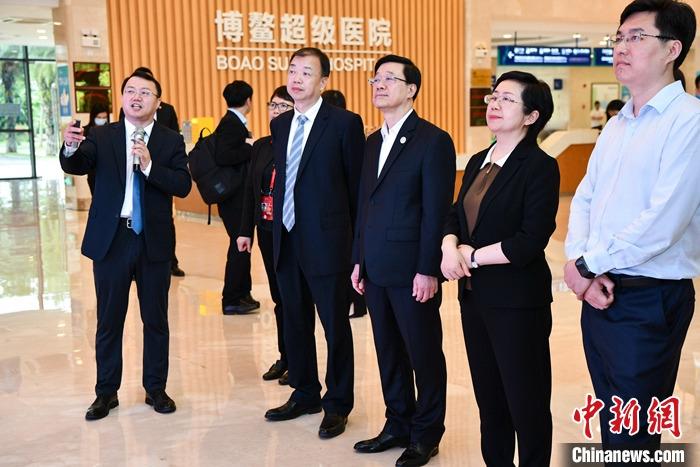 3月29日，前來(lái)海南參加博鰲亞洲論壇2023年年會(huì)的香港特別行政區(qū)行政長(zhǎng)官李家超一行參觀考察了博鰲樂(lè)城國(guó)際醫(yī)療旅游先行區(qū)。該園區(qū)是海南自貿(mào)港重點(diǎn)園區(qū)，目前有四家港資企業(yè)投資。圖為李家超參訪海南博鰲超級(jí)醫(yī)院。 <a target='_blank' href='/'>中新社</a>記者 駱云飛 攝 　