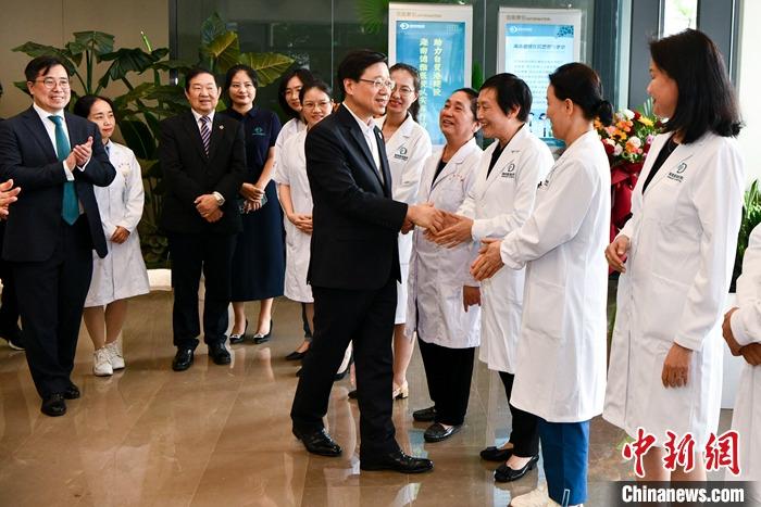 3月29日，前來(lái)海南參加博鰲亞洲論壇2023年年會(huì)的香港特別行政區(qū)行政長(zhǎng)官李家超一行參觀考察了博鰲樂(lè)城國(guó)際醫(yī)療旅游先行區(qū)。該園區(qū)是海南自貿(mào)港重點(diǎn)園區(qū)，目前有四家港資企業(yè)投資。圖為李家超參訪港資醫(yī)療機(jī)構(gòu)海南德雅醫(yī)院并與醫(yī)護(hù)人員握手。 <a target='_blank' href='/'>中新社</a>記者 駱云飛 攝 　