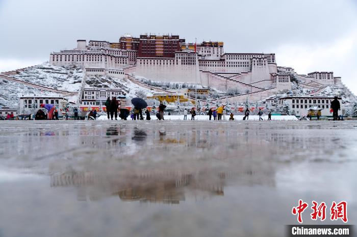 雪后，游客在布達(dá)拉宮廣場。　江飛波 攝