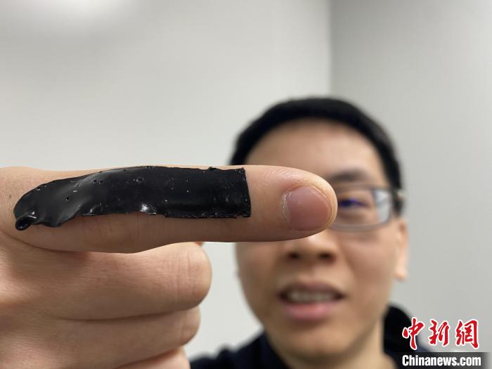 電子皮膚破了“皮”，沒有人為干預(yù)的情況下，基本一分鐘左右就可自行愈合?！∩耆?攝