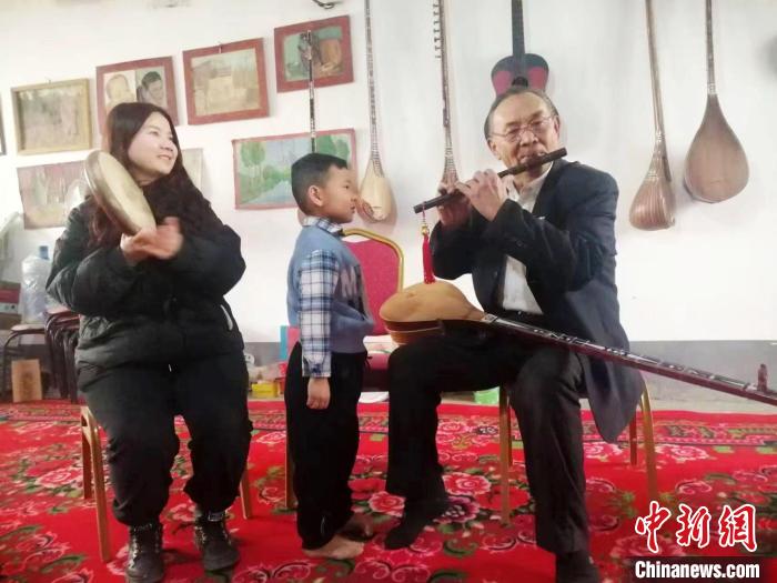 50多年來(lái)，喀迪爾·伊卜拉伊木搜集整理輪臺(tái)民間歌謠200多首，創(chuàng)作了200余首歌頌社會(huì)風(fēng)貌和好人好事 陳彥強(qiáng) 攝