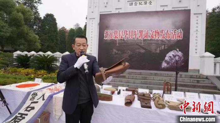吳建宏介紹征集到的侵華日軍罪證文物?！∈茉L者供圖