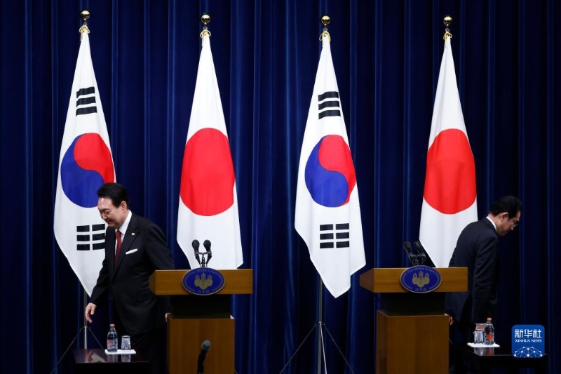3月16日，在日本東京首相官邸，韓國總統(tǒng)尹錫悅（左）與日本首相岸田文雄（右）出席聯(lián)合新聞發(fā)布會后各自走下講臺。（圖源：新華社）