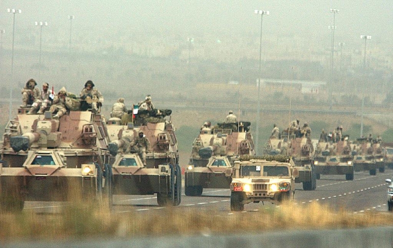 2003年3月25日，美軍幾十輛裝甲車輛從科威特城駛向科威特與伊拉克邊境。（圖源：新華社）