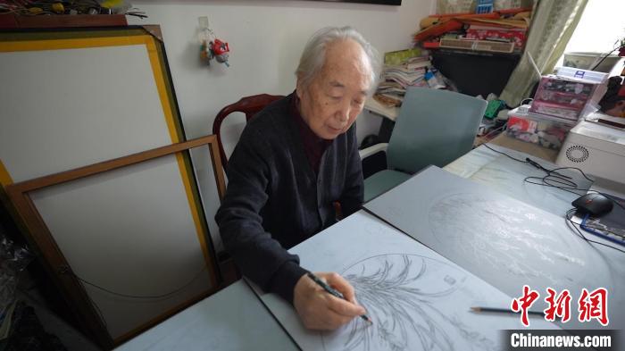 新疆八旬非遺傳承人如何讓板刻線畫“永葆青春”？