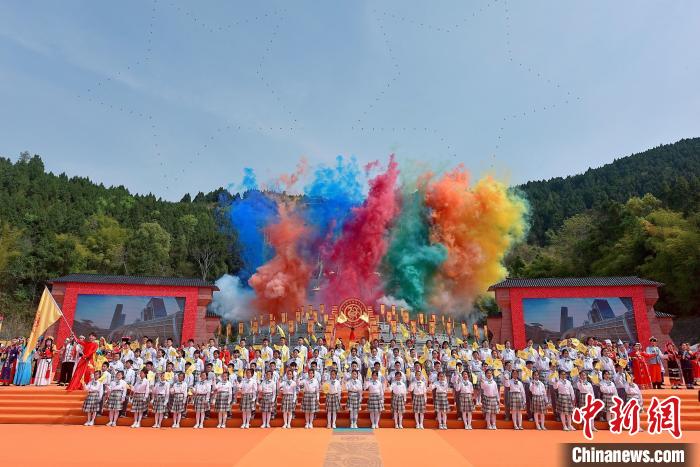 華夏母親嫘祖故里拜謁大典現(xiàn)場(chǎng)。　鹽亭縣委宣傳部供圖