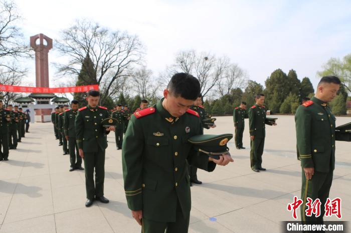 武警官兵脫帽默哀緬懷先烈?！「瘀H鵬 攝