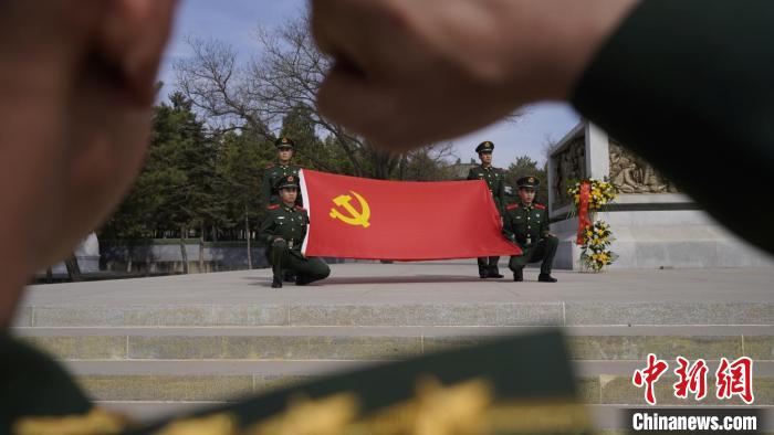 武警官兵重溫入黨誓詞。　葛鯤鵬 攝