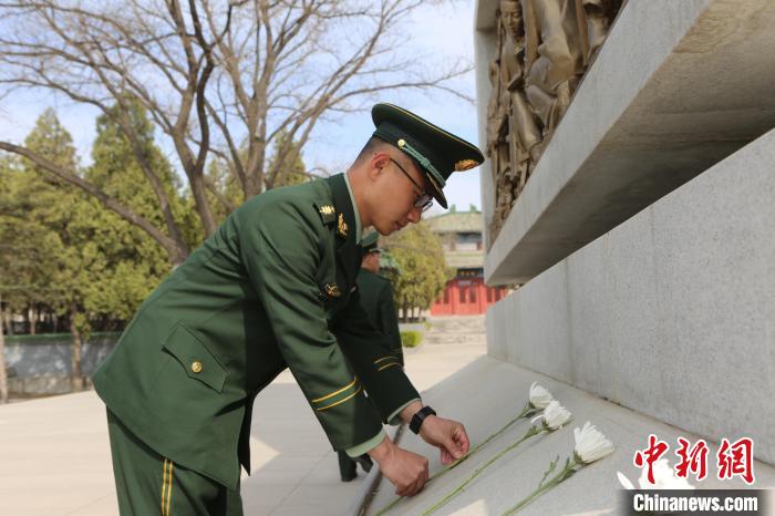 武警官兵向烈士紀(jì)念碑獻花寄托哀思?！●T濤 攝