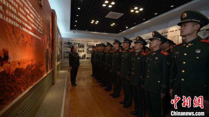 武警官兵參觀太原解放紀(jì)念館?！÷赏?攝