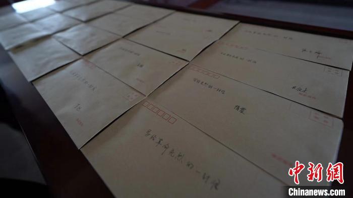 武警官兵寫給革命先烈的一封信?！÷赏?攝