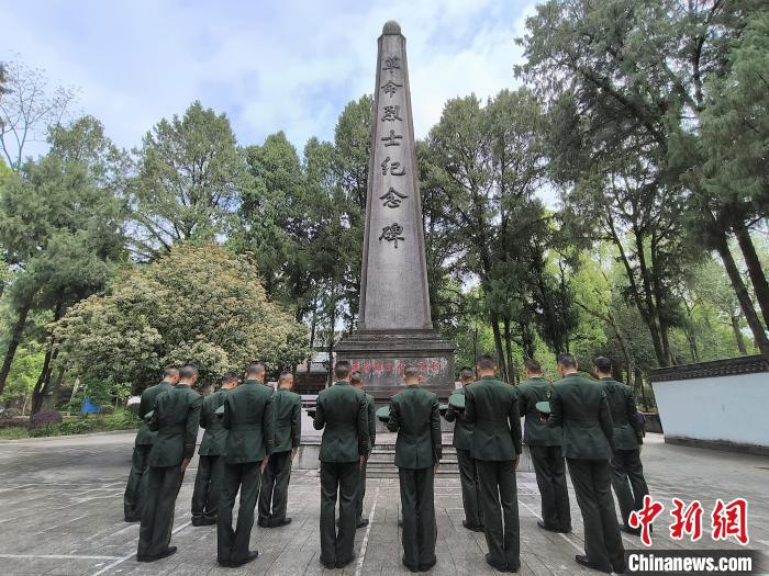 武警官兵向革命烈士紀(jì)念碑默哀。　盧圣鵬 攝