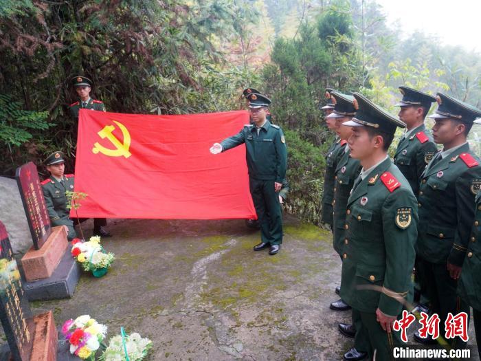 烈士墓前，武警官兵開展紅色教育?！∈Y蘇昇 攝