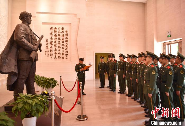 圖為官兵重溫邱少云烈士的英雄事跡?！〔苎?攝