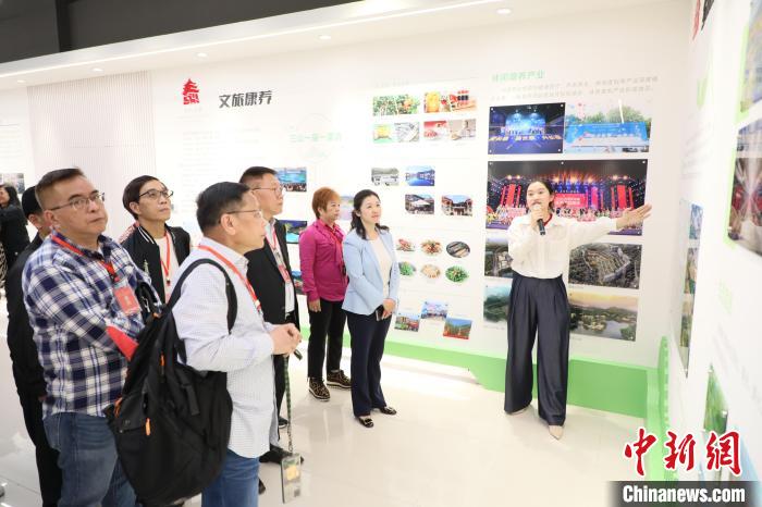 港澳鄉(xiāng)親在長泰實地參觀考察?！￠L泰區(qū)融媒體中心供圖