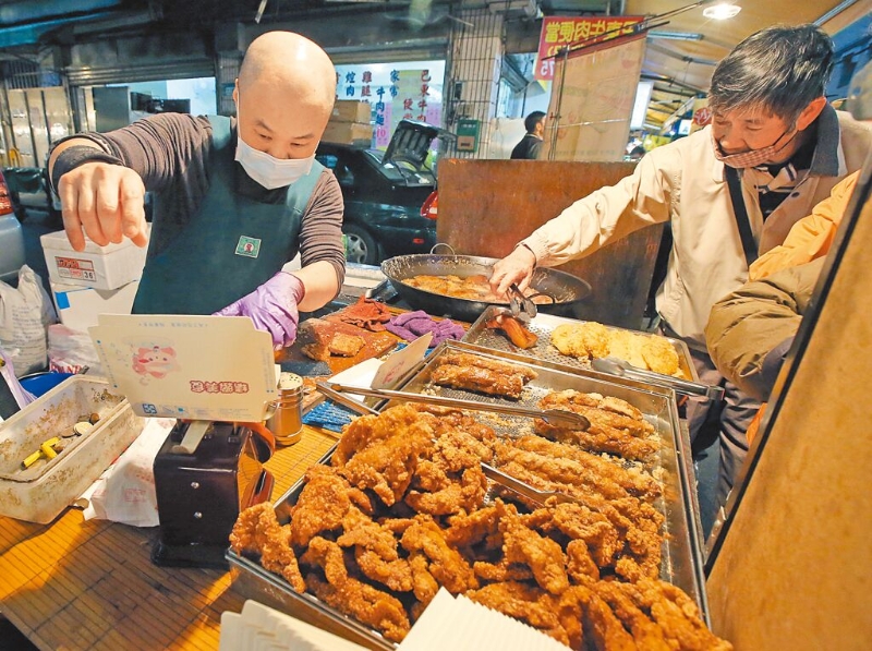 國內(nèi)毛豬價格在清明連假休市前飆天價，未來若繼續(xù)高漲，消費者恐怕吃不消。圖為市場豬肉熟食攤。（本報資料照片）