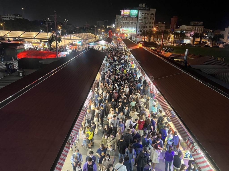 清明兒童連假，大批人潮逛東大門夜市。（花蓮縣府提供／王志偉花蓮傳真）