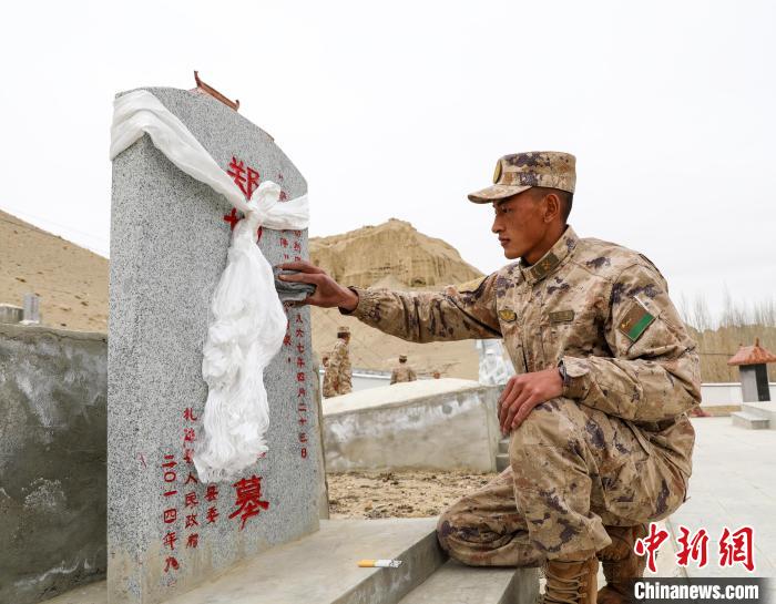 圖為阿里軍分區(qū)某邊防團(tuán)官兵為革命先烈擦拭墓碑?！詵| 攝