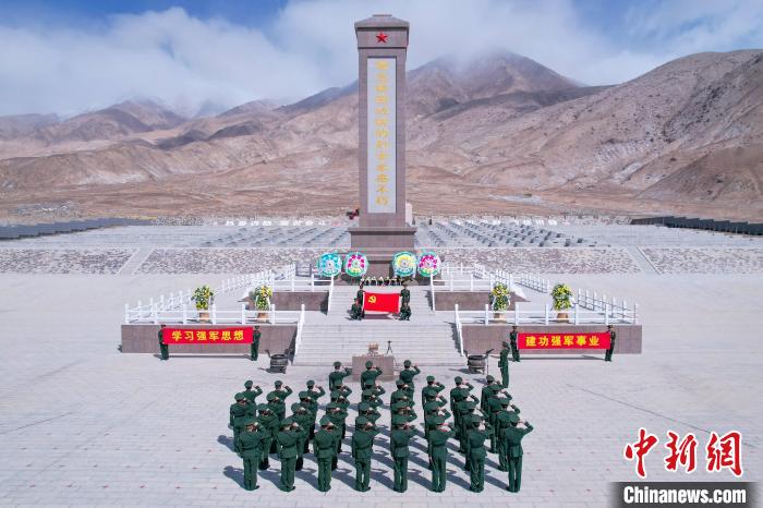 圖為武警第二機(jī)動總隊某支隊官兵在康西瓦烈士陵園重溫入黨誓詞?！?袁鈺 攝