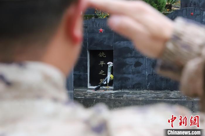 圖為西藏軍區(qū)“墨脫戍邊模范營”官兵追憶英烈故事?！∶袢?攝