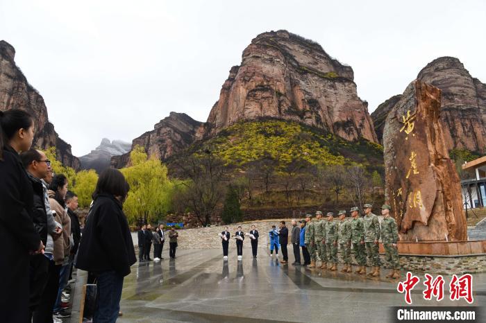 官兵代表、老兵工二代、紀(jì)念地代表向在黃崖洞保衛(wèi)戰(zhàn)中犧牲的革命先烈致以深切哀思和崇高敬意?！↑S崖洞革命紀(jì)念地供圖