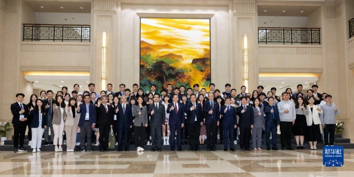 馬英九率臺灣青年學生造訪三所大陸高校 盼兩岸年輕人共筑美好未來_1680835149534