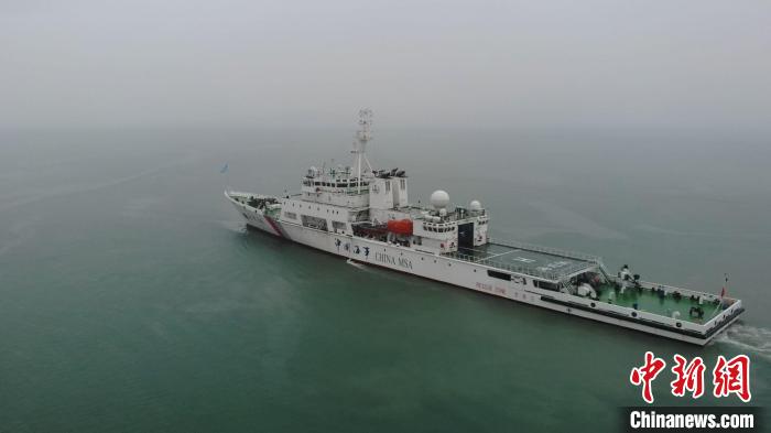 4月6日，“海巡06”輪編隊在臺灣海峽中部水域開展巡航巡查。圖為巡航巡查現(xiàn)場?！「＝êＪ戮?攝