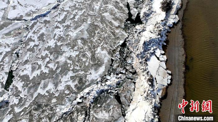 圖為青海湖湖冰被推向岸邊?！埵纻?攝