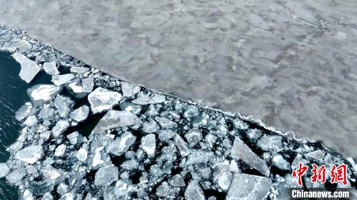 圖為青海湖冰封湖面解凍?！埵纻?攝