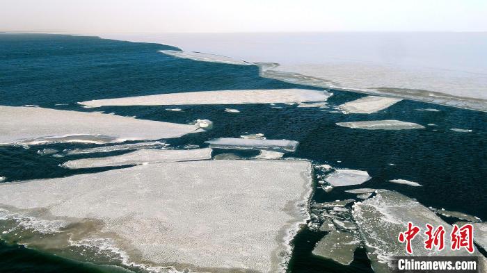 圖為青海湖冰封湖面解凍?！埵纻?攝