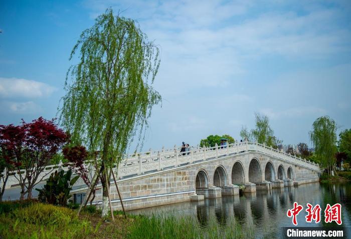 東安湖體育公園東安堤上的石拱橋。　劉忠俊 攝