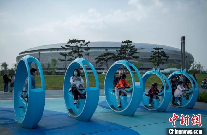 東安湖體育公園內(nèi)的體育設(shè)施和玩耍的孩子們?！⒅铱?攝