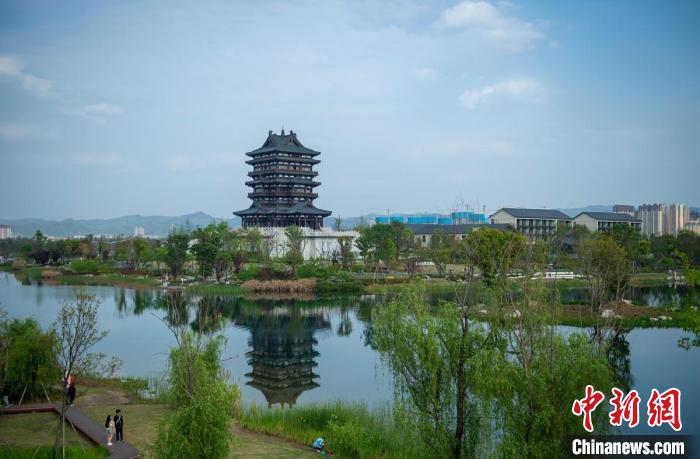 矗立在東安湖公園邊的東安閣?！⒅铱?攝