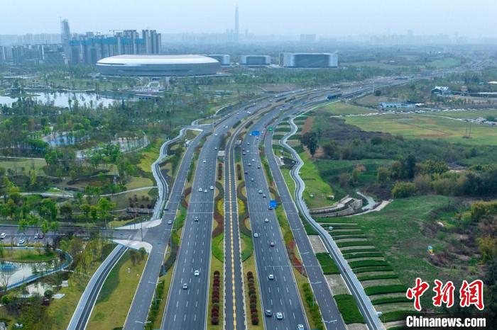 成都東西向城市軸線蜀都大道東一段是東安湖體育場(chǎng)館的重要交通廊道?！⒅铱?攝