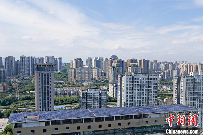 圖為輝騰能源在重慶市九龍坡區(qū)留學(xué)生創(chuàng)業(yè)園屋頂建設(shè)的光伏發(fā)電示范項(xiàng)目。　受訪企業(yè)供圖