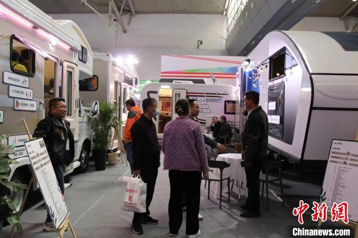 隨著新疆自駕游興起，房車成為本屆文化旅游產(chǎn)業(yè)交易博覽會上的熱門產(chǎn)品?！∑埨^鵬 攝